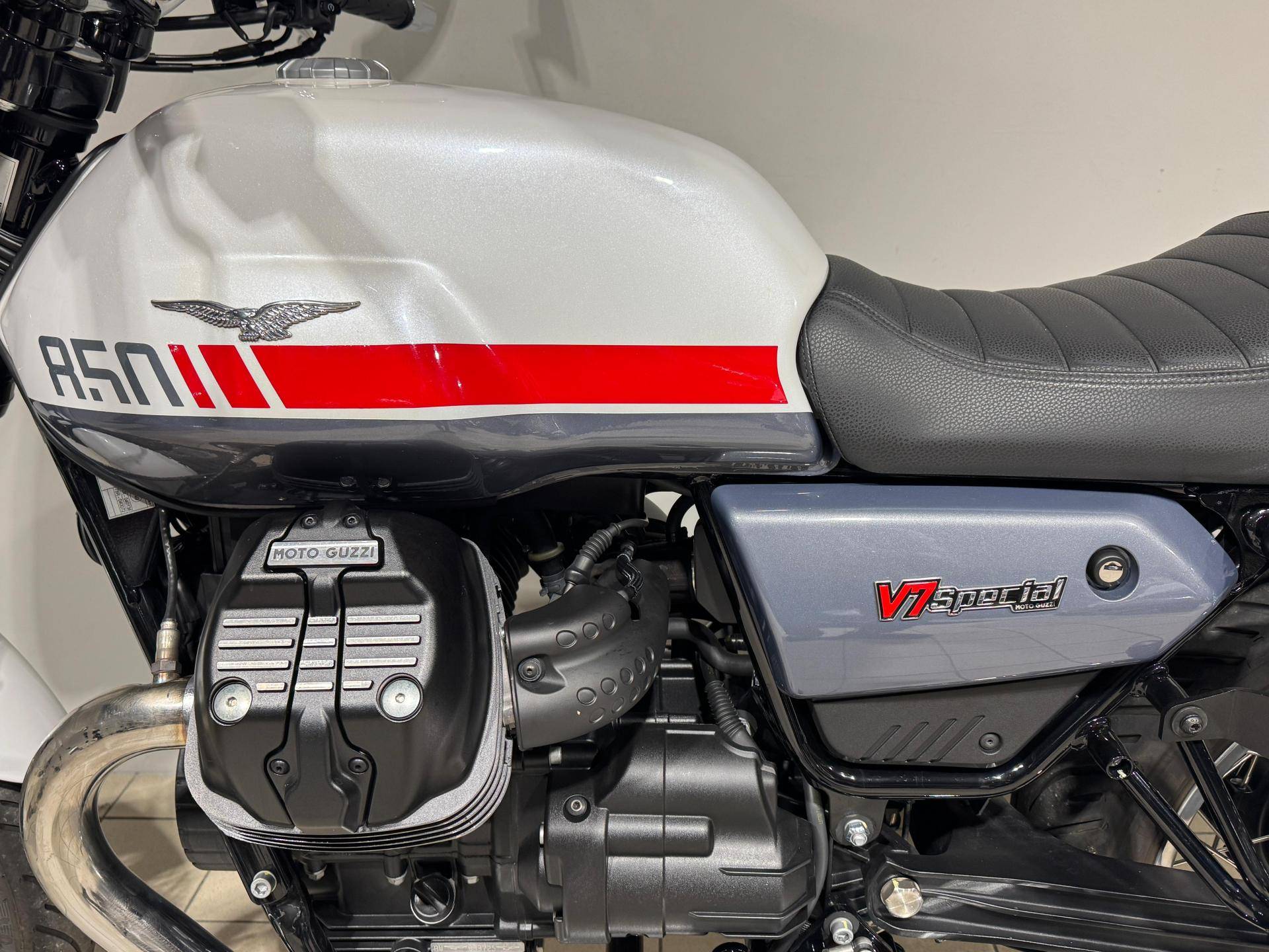 MOTO GUZZI V7