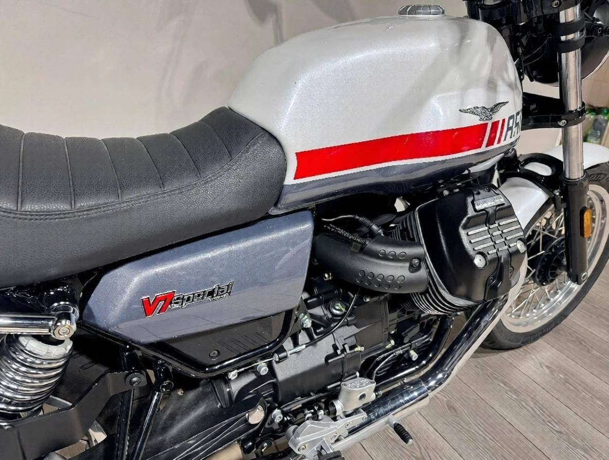 MOTO GUZZI V7