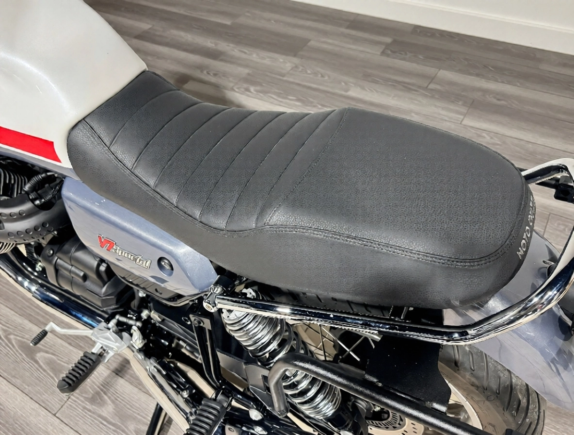 MOTO GUZZI V7