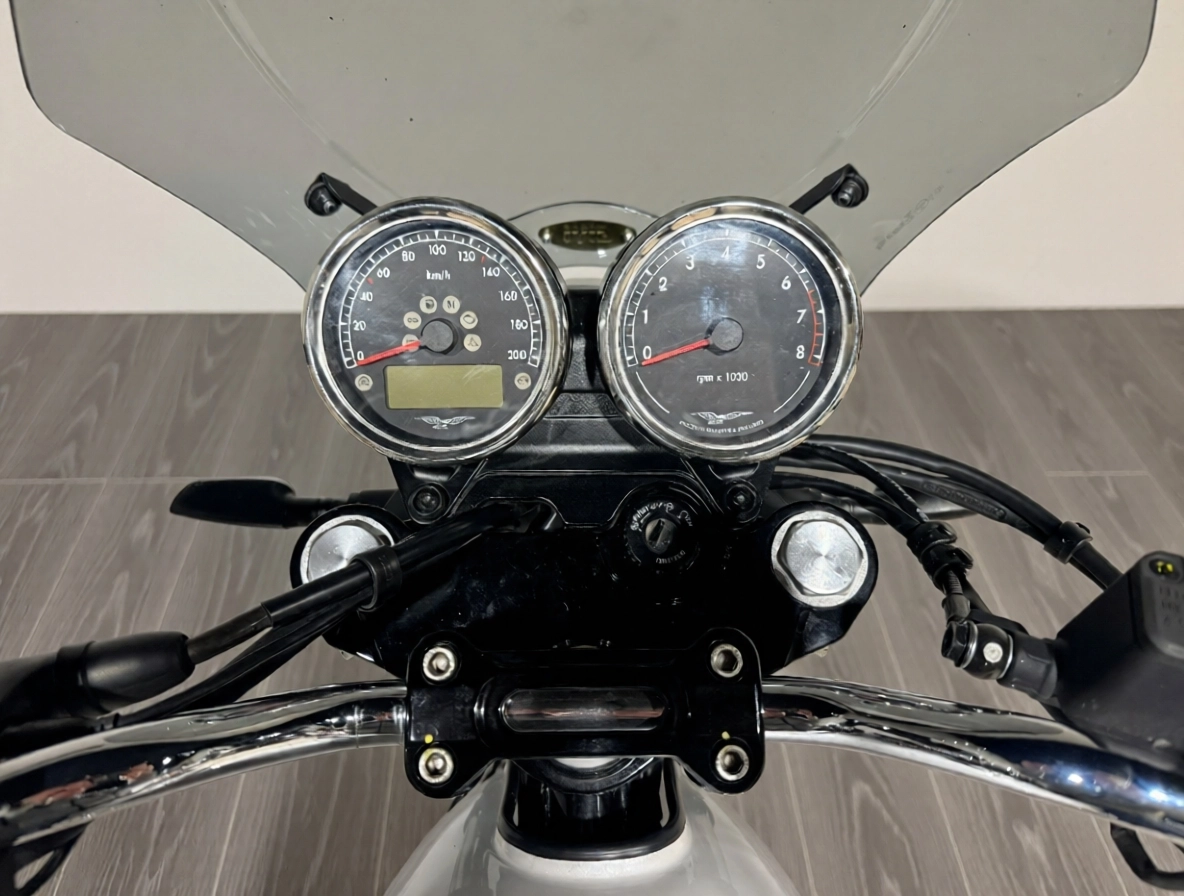 MOTO GUZZI V7